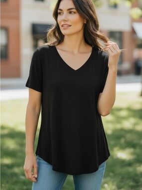 Zenana Outfitters Black V-Neck Relaxed Short Sleeve Tee
